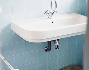 Moderne badkamer met wastafel in Vakantiehuis in Hemelum, stijlvol design in de Friese meren.