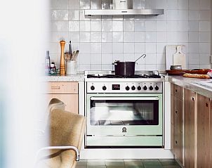 Gezellige keukenhoek in Vakantiehuis in Hemelum, ideaal voor kookliefhebbers in de Friese meren.