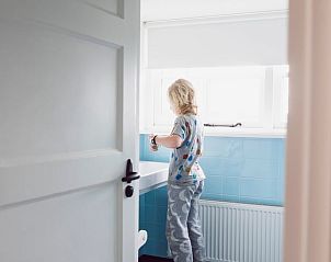 Kind in de badkamer van Vakantiehuis in Hemelum, kindvriendelijke faciliteiten in de Friese meren.