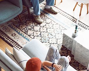 Gezellige zithoek in Vakantiehuis in Hemelum, ideaal voor ontspanning in de Friese meren.