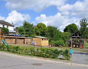 Buitenruimte van La Balade vakantiehuis in Vresse-sur-Semois, Ardennen, met speeltuin en groen.