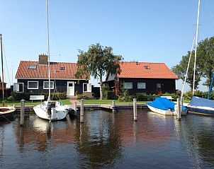 Vakantiehuis Huis aan de Fluessen in Elahuizen met aangrenzende jachthaven, perfect voor zeiltochten op de Friese meren.
