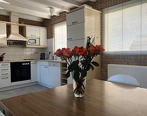 Moderne keuken in Huis aan de Fluessen, Elahuizen, biedt alle gemakken voor een aangenaam verblijf aan de Friese meren.