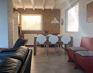 Ruime eetkamer in Huis aan de Fluessen, Elahuizen, met comfortabele zitplaatsen en zicht op de Friese meren.