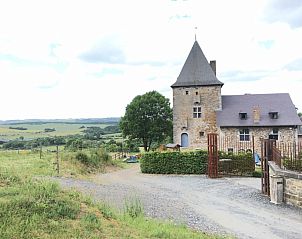 Historisch kasteelgebouw van Les Confidences de Messire Sanglier, vakantiehuis in Beauraing, omgeven door natuur.