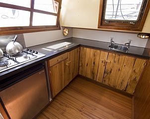 Moderne keuken in Boppelans, vakantieboot op de Friese meren, compleet met kookfaciliteiten.