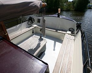 Zonnig terras op Boppelans, vakantieboot in Gaastmeer, ideaal voor ontspanning aan het water.