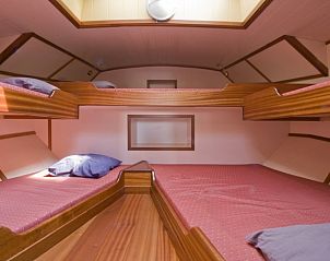 Slaapruimte met stapelbedden in Boppelans, bootaccommodatie in Gaastmeer, geschikt voor gezinnen.