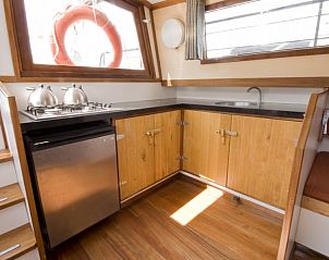 Gezellige keuken aan boord van Tjalk Wantij, perfect voor een verblijf in Gaastmeer, Friese meren.