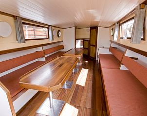 Ruime binnenruimte op Tjalk Wantij, comfortabel genieten van de Friese meren in Gaastmeer.