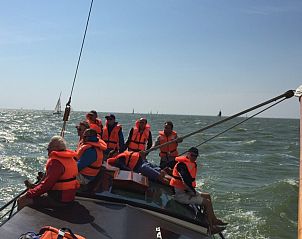 Groep geniet van zeilen op boot Vertrouwen in Gaastmeer, een avontuurlijke vakantie op de Friese meren.
