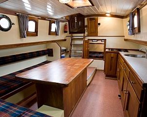 Ruime keuken en eetgedeelte van de Houvol in Gaastmeer, perfect voor een ontspannen maaltijd aan boord.