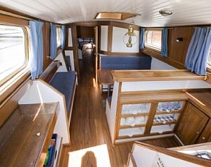 Gezellige binnenruimte van de Drie Gebroeders, comfortabele vakantieboot in Gaastmeer, Friese meren.