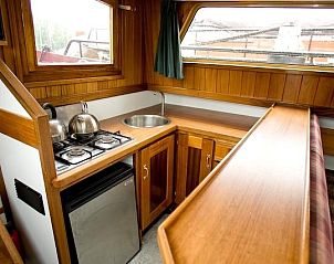 Keuken van de Nieuwe Onderneming in Gaastmeer, Friese meren, volledig uitgerust voor een comfortabel verblijf op de boot.