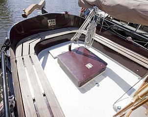 Ruim terras van de Nieuwe Onderneming, een boot in Gaastmeer, Friese meren, ideaal voor ontspanning met uitzicht op het water.