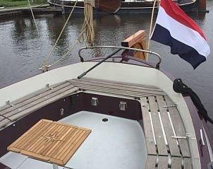 Achterdek van de Westwind in Gaastmeer, met uitzicht op de haven en de Friese meren.