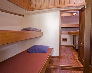 Slaapruimte met stapelbedden in de Westwind, comfortabel verblijf op de Friese meren in Gaastmeer.