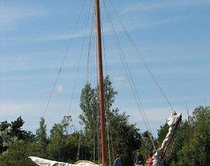 Familie geniet van de natuur op de boot Sjouwerman in Gaastmeer, gelegen op de Fluessen.