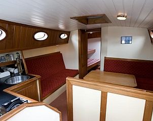 Gezellige binnenruimte van de Sjouwerman boot in Gaastmeer, ideaal voor ontspannen avonden.