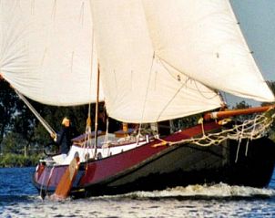 Zeilboot Bornrif op de Friese meren in Gaastmeer, perfect voor een avontuurlijk verblijf op het water.