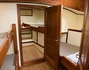 Slaapkamer met stapelbedden in de Bornrif boot, biedt comfortabele slaapruimte in Gaastmeer, Friese meren.