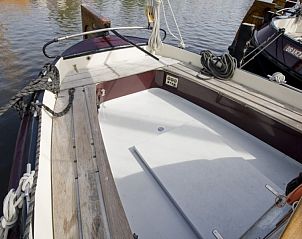 Ruim dek van vakantieboot Onrust in Gaastmeer, ideaal voor ontspanning op de Friese meren.