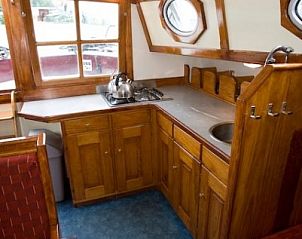 Volledig uitgeruste keuken aan boord van de Brakzand, vakantieboot gelegen in de Friese meren, Gaastmeer.