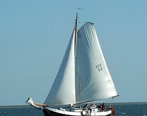 Vrouwezand zeilboot in volle vaart op de Friese meren in Gaastmeer, perfecte locatie voor een uniek verblijf.