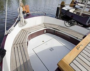 Ruim terras op Vrouwezand, vakantieboot in Gaastmeer, ideaal voor ontspanning aan de Friese meren.