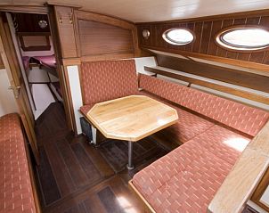 Comfortabele binnenruimte van de Riepel boot in Gaastmeer, ideaal voor een verblijf op het water.