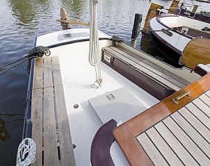 Ruim dek van de Breesan bootaccommodatie, gelegen in de serene wateren van Gaastmeer, Friese meren.