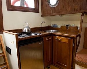 Gezellige keuken van de Breesan boot in Gaastmeer, perfect voor een comfortabele vakantie op de Friese meren.