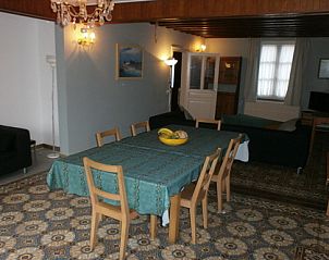 Stijlvolle eetkamer in La Douane vakantiehuis, Felenne, Belgi.