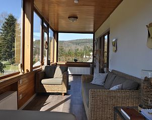Zonnige veranda van La Floresta vakantiehuis in Mouzaive, Ardennen met prachtig uitzicht op de natuur.