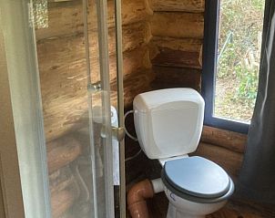 Moderne badkamer in La cabane du pcheur, chalet in Membre-Sur-Semois, Ardennen, Belgi.