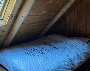 Gemoedelijke slaapkamer onder het dak in La cabane du pcheur, chalet in Membre-Sur-Semois.