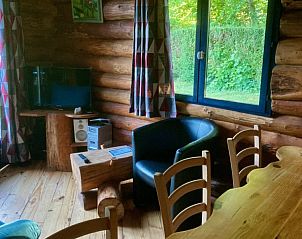 Gezellige zithoek in La cabane du pcheur, chalet in Membre-Sur-Semois, omringd door natuur.