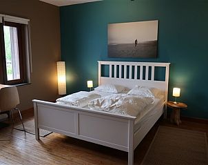 Lichte slaapkamer met uitzicht in Vakantiehuis La Mouche in Vresse-sur-Semois, ideaal voor natuurliefhebbers in de Ardennen.