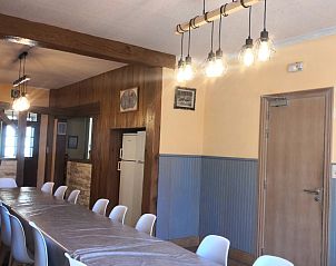 Gezellige eetkamer in Le Moulin Cognaut vakantiehuis, Vresse-sur-Semois, ideaal voor groepsdiners in de Ardennen.