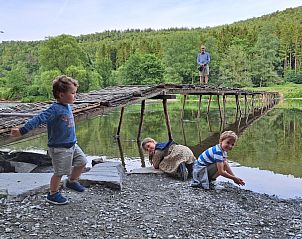Kinderen ontdekken de natuur bij Le Moulin Cognaut vakantiehuis, Vresse-sur-Semois, in de Ardennen.