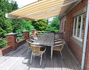 Terras met zonnescherm bij Chantemerle vakantiehuis in Viroinval, Ardennen, Belgi, perfect voor buiten dineren.