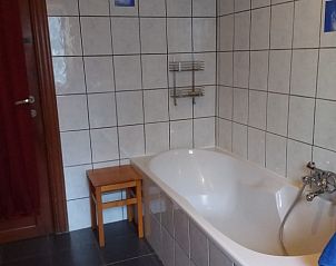 Moderne badkamer in Chantemerle vakantiehuis, Viroinval, Ardennen, Belgi, met ligbad en strakke tegels.