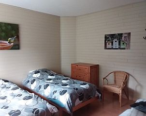 Tweede slaapkamer in Chantemerle vakantiehuis, Viroinval, Ardennen, Belgi, met moderne inrichting en comfortabele bedden.