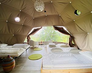 Gerumiges Interieur des Cottage in Vogene, Ferienhaus in den belgischen Ardennen, mit Blick auf die grne Landschaft.