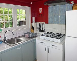 Eetkamer in Chalet Cisland, Bohan sur Semois, Ardennen, met grote tafel en uitzicht op de tuin.