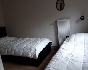 Comfortabele slaapkamer in Chalet Cisland, Bohan sur Semois, Ardennen, met twee bedden en een rustige uitstraling.