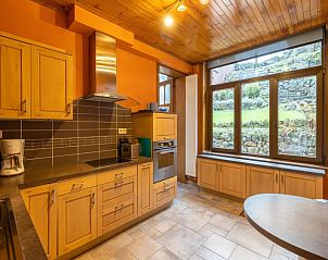 Gezellige keuken in s'Ameuse bien vakantiehuis, Dinant, Ardennen, met uitzicht op de groene omgeving.