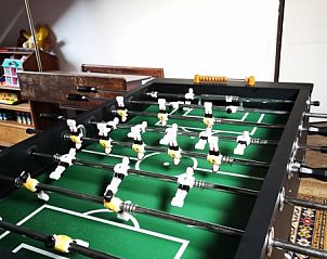 Tafelvoetbalspel in recreatieruimte van vakantiehuis Falaen, Falan, Ardennen.
