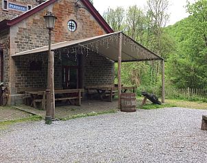 Gemtliche Terrasse von Cottage in Purnode, Ferienhaus in den Ardennen, Belgien, umgeben von grner Natur und rustikalem Charme.