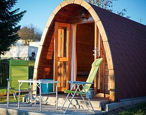 Geniet van de rust op de veranda van Vakantiehuisjes Pommier Rustique in Durnal, Ardennen, Belgi.